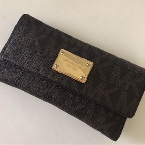 Michael Kors MK Signature Jet Set Checkbook Wallet